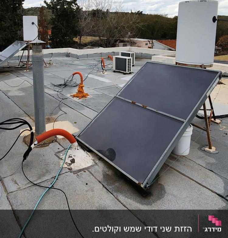 קולטי שמש ומיכל מים על גג שטוח